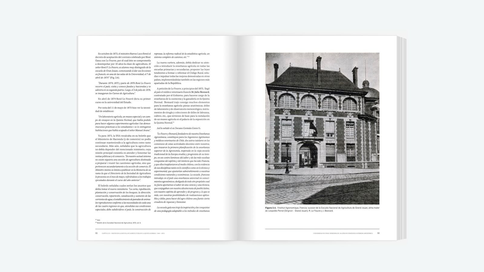 Doble página del libro con fotografía patrimonial